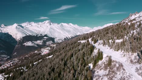 Antenne:-Schöner-Les-Arcs-skiort-Berghang-Im-Winterschnee