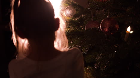 Handheld,-Kleines-Mädchen-Mit-Feenflügeln-Spielt-Zu-Hause-Mit-Dem-Weihnachtsbaum