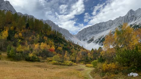 Herbstliche-Landschaft-Des-Hirschbadsteigs-Im-Isstal-Mit-Felsigen-Bergen-Im-Hintergrund---Ganz-In-Der-Nähe-Von-Hall-In-Tirol,-österreich