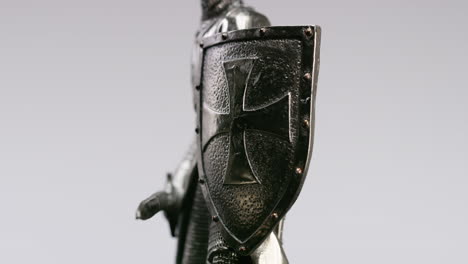 Nahaufnahme-Des-Mittelalterlichen-Ritterschwerts-Und--schilds
