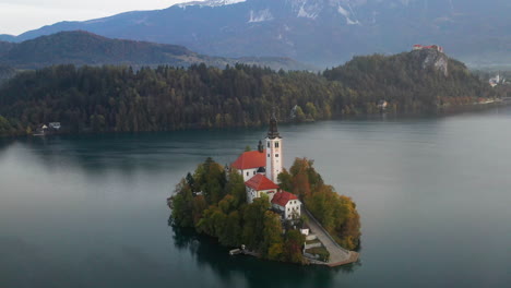 Revealing-cinematic-drone-shot-of-the-Pilgrimage-Church-of-the-Assumption-of-Mary,-Slovenia