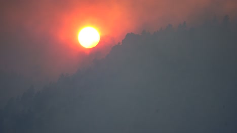Rote-Sonne-Während-Der-Waldbrandsaison