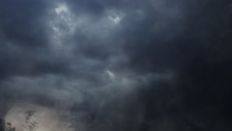 Tormenta-Y-Nubes-Cumulonimbus-En-El-Cielo