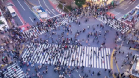 Verschwommene-Fokussiertechnik-Blick-Von-Oben-Auf-Menschen,-Die-Die-Straße-In-Der-Shibuya-Einkaufsstraße-überqueren