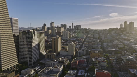San-Francisco-California-Aerial-V156,-Das-Eine-Drohnenüberführung-über-Die-Viertel-Chinatown-Und-Nob-Hill-Errichtet,-Die-Tagsüber-Das-Städtische-Stadtbild-Einfängt-–-Aufgenommen-Mit-Mavic-3-Cine-–-Juni-2022
