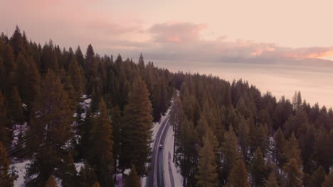 Drohnenaufnahme-Einer-Verschneiten-Straße-In-Der-Nähe-Von-Lake-Tahoe-Am-Morgen