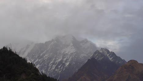 Ein-Wolkenzeitraffer-über-Den-Schneegipfeln-Der-Himalaya-berge
