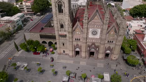 Die-Basilika-Des-Allerheiligsten-Mit-Stadtbildhintergrund-In-Guadalajara,-Jalisco,-Mexiko