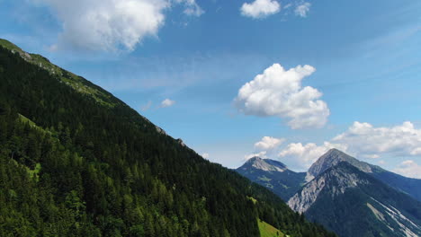 Antenne-Entlang-Der-Bewaldeten-Kammlinie-Mit-Hohen-Gipfeln-Auf-Dem-Berg-Prevala