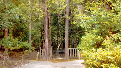 Diapositiva-De-Una-Hermosa-Entrada-A-Un-Templo,-De-Derecha-A-Izquierda,-En-Kyoto,-Japón-4k-Cámara-Lenta