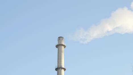 Emisiones-De-Una-Pila-De-Humo-De-La-Planta-De-Energía-Con-Cielo-Azul-En-El-Fondo