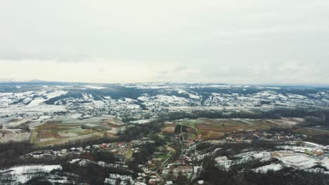 Luftaufnahme-Des-Verschneiten-Tals-Am-Fuße-Des-Berges,-Drohne-4k