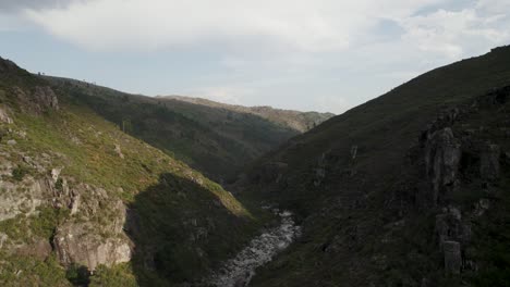 Parque-Nacional-De-Gerês-Exuberantes-Colinas-Onduladas-Contra-El-Cielo-Azul-Nublado