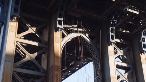 Vigas-De-Acero-Oxidadas-Y-Cuerdas-Colgantes-Debajo-Del-Puente-De-Manhattan,-ángulo-Bajo