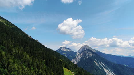 Luftaufnahme-Von-Kiefernwald-Und-Berggipfeln-Hoch-Auf-Dem-Berg-Prevala