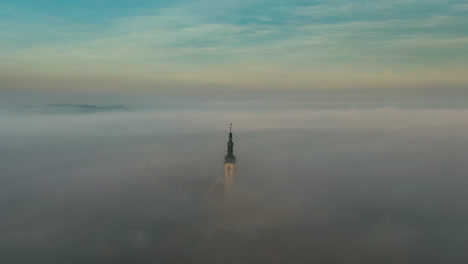 Fliegen-über-Die-Wolken-In-Tabor-Tschechien-Kalter-Herbstmorgen