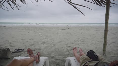 Das-Paar-Genießt-An-Einem-Windigen-Und-Stürmischen-Tag-Am-Sandstrand-Von-Ecuador-Die-Sonnenliege