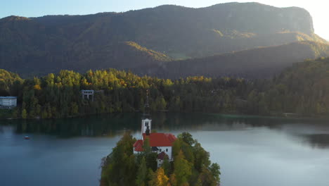 Aufschlussreiche-Drohnenaufnahme-Der-Wallfahrtskirche-Mariä-Himmelfahrt,-Slowenien