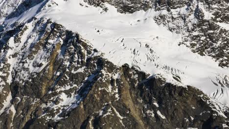 Panoramaaufnahme-Von-Massiven-Schneebedeckten-Bergen,-Die-Von-Der-Sonne-Auf-Der-Mueller-Hut-Route,-Neuseeland,-Beleuchtet-Werden