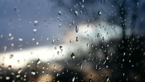 Regnerische-Sturmtröpfchen,-Launisches-Wetter-Fallen-Fensterglas-Nahaufnahme-Bokeh-Herunter
