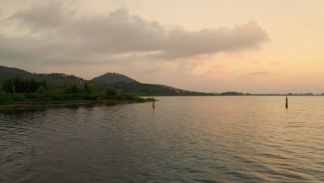 Malerischer-Sonnenuntergang-Am-Lago-Trasimeno-Mit-Ruhigem-Seewasser-In-Italien---Luftdrohnenaufnahme