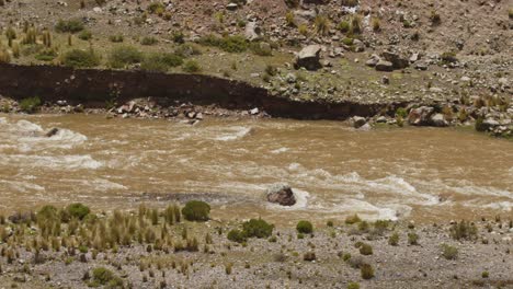 Fluss-Fließt,-Pampas-Galeras,-Peru