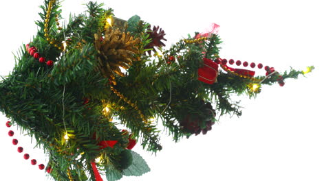 árbol-Pequeño-Decorado-Con-Navidad-Con-Adornos-Rojos-Y-Dorados-Ilumina-Lentamente-Una-Cadena-Ligera-Envuelta-Alrededor-De-Un-árbol-De-Luces-De-Color-Amarillo-En-Captura-De-Cámara-Lenta