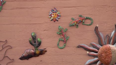 Closeup-View-Of-Mexican-Ceramic-Artwork-Hanging-On-The-Red-Brick-Wall-In-Tubac,-Arizona-USA