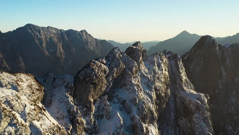 Filmische-Drohnenaufnahme-Des-Schneebedeckten-Berges-Mangart-In-Den-Julischen-Alpen-In-Slowenien