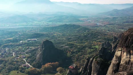 Meteora-Ist-Eine-Felsformation-In-Griechenland,-Die-Einen-Der-Größten-Gebauten-Komplexe-östlicher-Orthodoxer-Klöster-Beherbergt