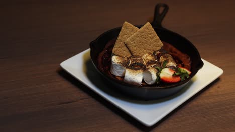 Sweet-and-Delicious-Marshmallow-and-Graham-Cracker-Dessert-in-Iron-Skillet