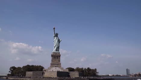 Zeitlupenansicht-Von-Manhattan-Auf-Das-Nationalmonument-Der-Freiheitsstatue-Auf-Liberty-Island-Im-New-Yorker-Hafen-In-New-York,-In-Den-Vereinigten-Staaten