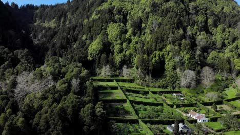 4K-Luftaufnahmen-über-Einer-Bergklippe-Und-Den-Umliegenden-Bergen-Auf-Der-Insel-São-Miguel,-Azoren,-Portugal