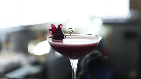 Barkeeper-Platziert-Ausgefallene-Blumengarnituren-Auf-Köstlichen-Roten-Martini-Cocktail-alkoholischen-Getränken