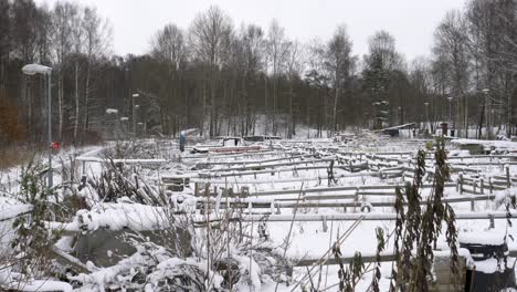 Verwüstete-Gemeinschaftsgarten-Holzzaunwände-Während-Des-Verschneiten-Winters-In-Schweden
