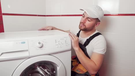 Professioneller-Klempner-Schließt-Die-Waschmaschine-An