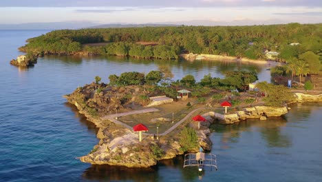 Luftdrohnenaufnahme-Des-Entspannenden-Resorts-An-Der-Tropischen-Lagune