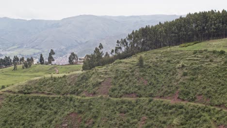 Montañas-Con-La-Ciudad-De-Cusco-En-El-Valle-En-Cusco,-Peru-4k-50fps
