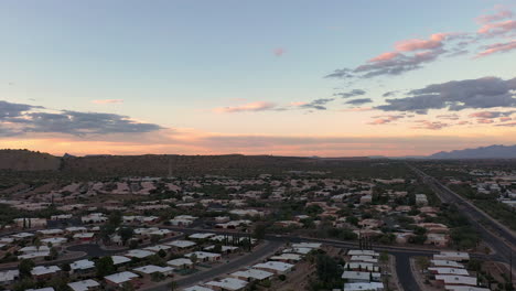 Immobilienhäuser-In-Green-Valley-In-Der-Nähe-Von-Tucson-Arizona-Mit-Pima-Minen-In-Der-Ferne,-Drohne-Nach-Vorne