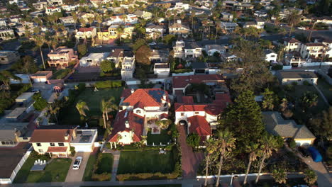 Luftaufnahme-Von-Villen-Und-Herrenhäusern-In-Der-Wohngemeinschaft-Der-Klippen-Von-San-Diego,-Kalifornien,-USA