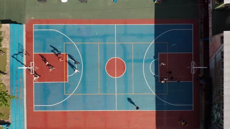 Hombres-Entrenando-Baloncesto-En-Campo-De-Deportes-Al-Aire-Libre