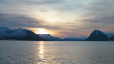 Atemberaubender-Sonnenuntergang-An-Einem-Norwegischen-Fjord