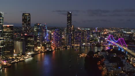 Paisaje-Urbano-De-Brisbane-Con-Story-Bridge-Sobre-El-Río-Brisbane-Por-La-Noche---80-Años-De-Aniversario-Del-Story-Bridge-En-Brisbane-Cbd,-Queensland,-Australia