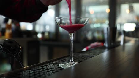 Barkeeper-Gießt-Fruchtige-Alkoholische-Margarita-In-Glas