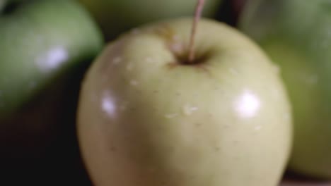 Closeup-Drehung-Eines-Frischen-Grünen-Und-Gelben-Äpfel-Mit-Wassertropfen---Nahaufnahme-Erschossen