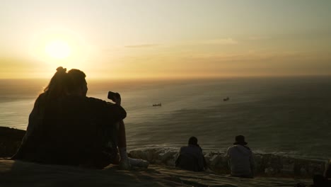 Silhouette-Eines-Jungen-Paares,-Das-Einen-Romantischen-Sonnenuntergang-über-Dem-Meer-Genießt,-Zeitlupe
