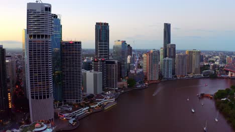 Waterfront-Luxury-Hotels-By-Brisbane-River-At-Sunset-In-Brisbane-CBD,-Queensland,-Australia