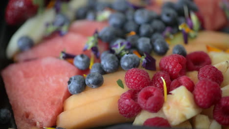 Cerca-De-Un-Banquete-De-Frutas-Frescas,-Con-Colores-Radiantes