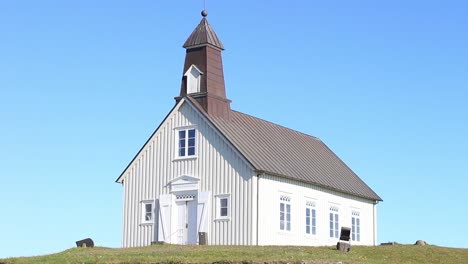 La-Iglesia-Strandakirkja,-Que-Se-Eleva-Desde-La-Costa,-Ha-Sido-Un-Faro-Para-Quienes-Viajan-En-El-Mar