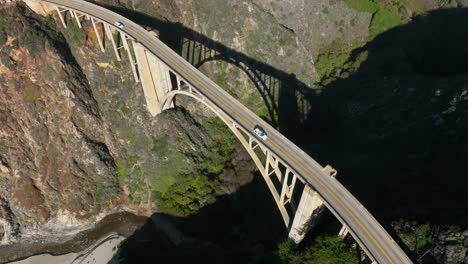 Birds-eye-view-cars-on-Bixby-Bridge-on-Highway-1,-California